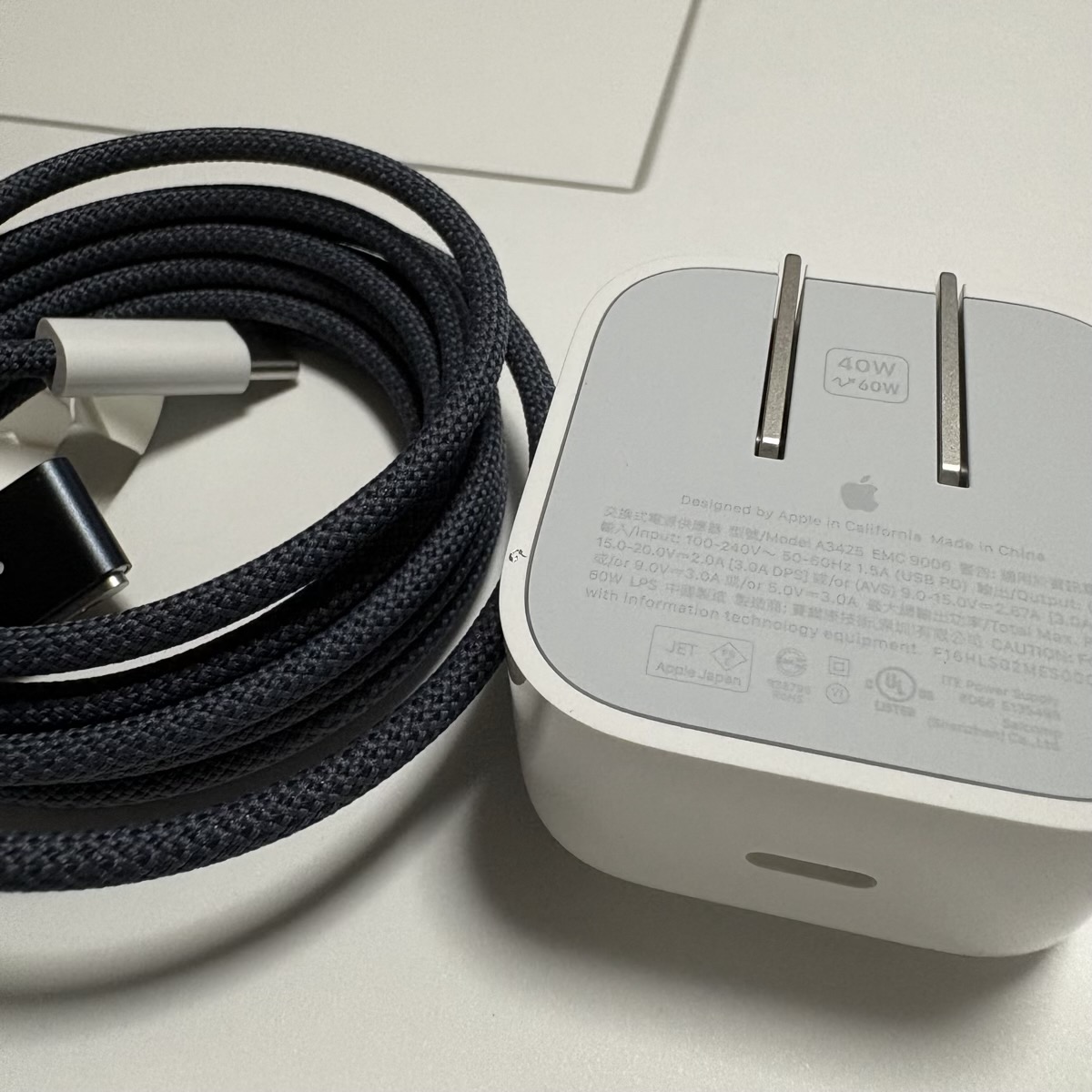 付属の充電アダプターとケーブル